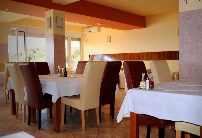 هتل Apartments De Lara