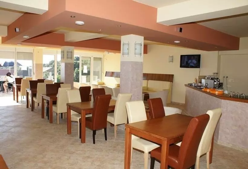 هتل Apartments De Lara