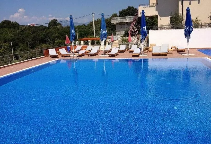 هتل Apartments De Lara