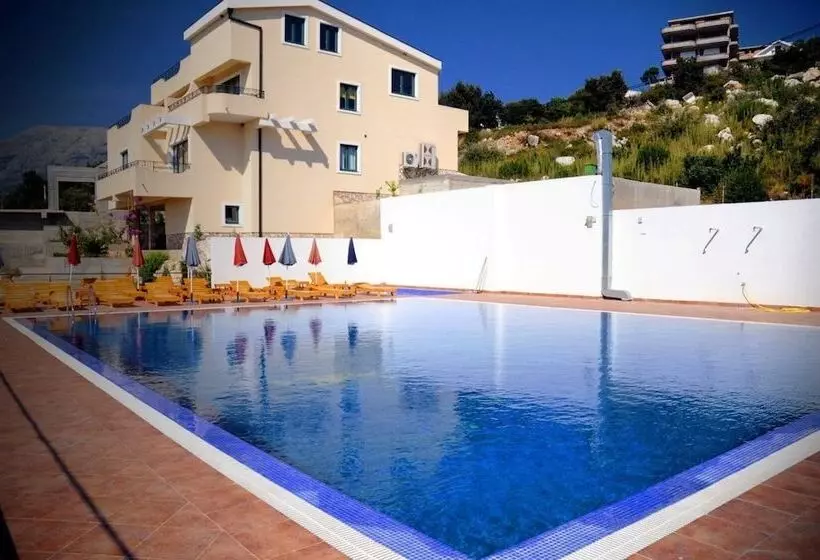 هتل Apartments De Lara