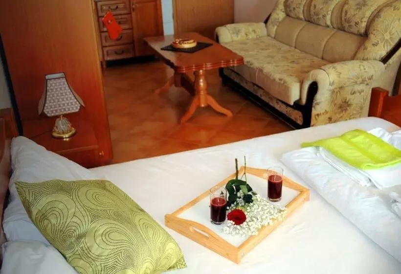 هتل Apartments De Lara