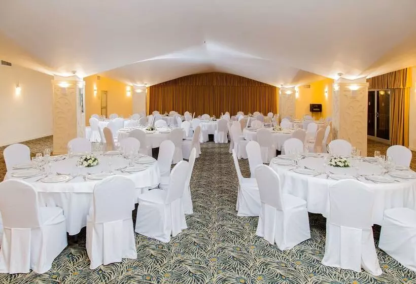 هتل NH Haiti El Rancho