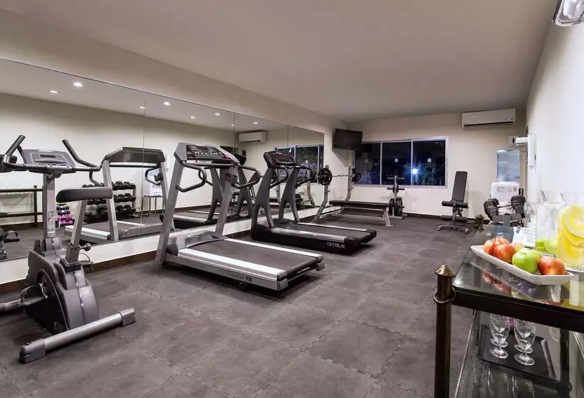 هتل NH Haiti El Rancho