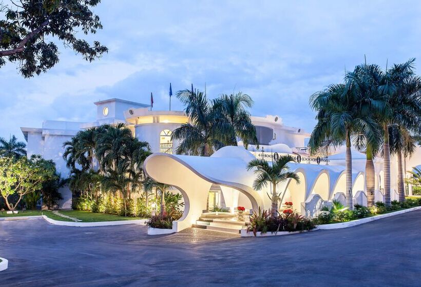 هتل NH Haiti El Rancho