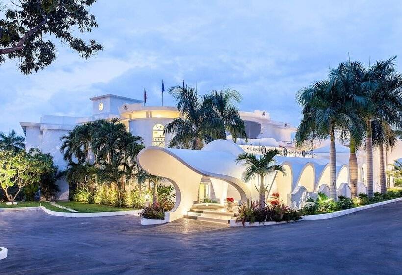 هتل NH Haiti El Rancho