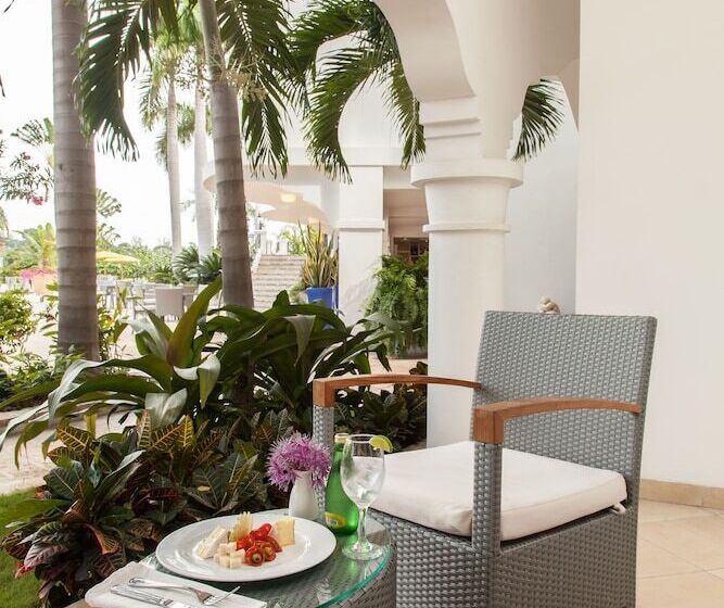 هتل NH Haiti El Rancho