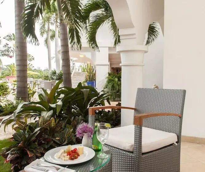 هتل NH Haiti El Rancho