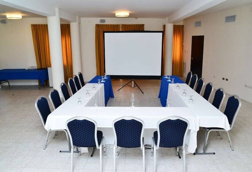 هتل NH Haiti El Rancho