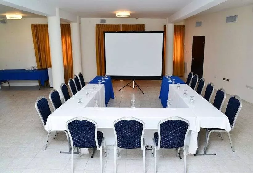 هتل NH Haiti El Rancho