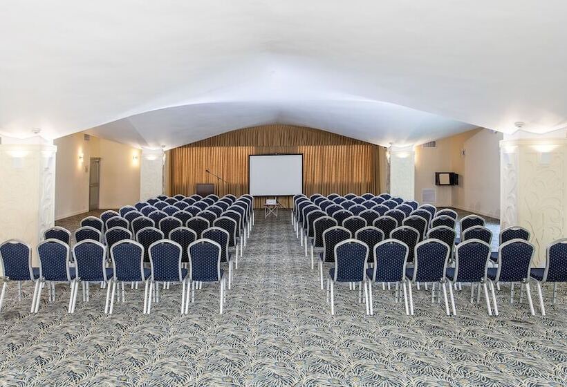 هتل NH Haiti El Rancho