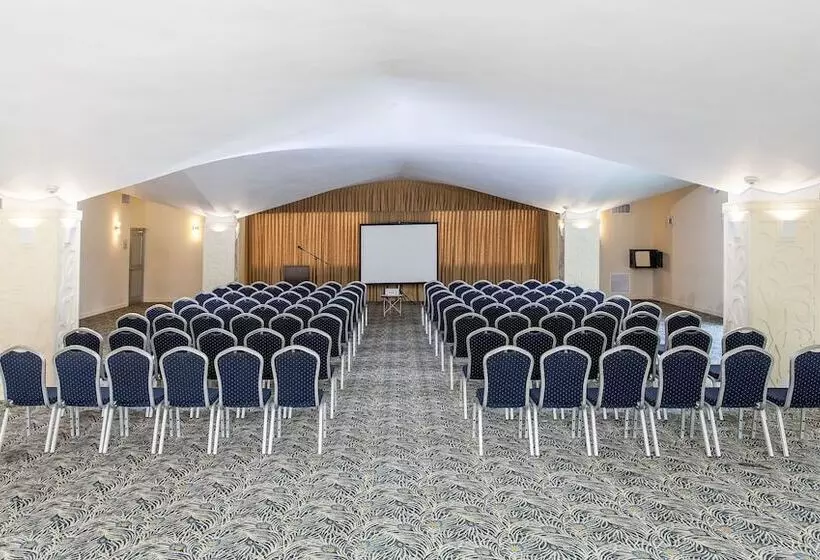 هتل NH Haiti El Rancho