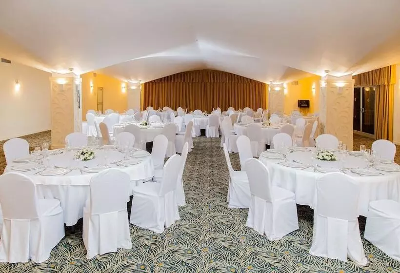 هتل NH Haiti El Rancho