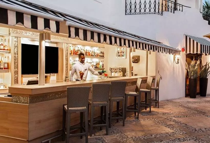 هتل NH Haiti El Rancho