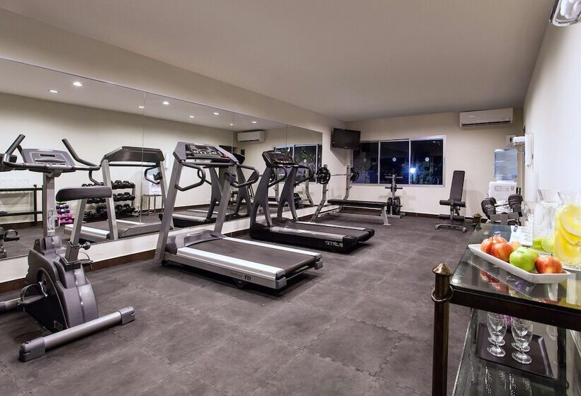 هتل NH Haiti El Rancho