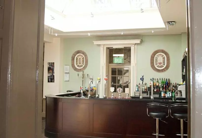 فندق The Warwick Arms