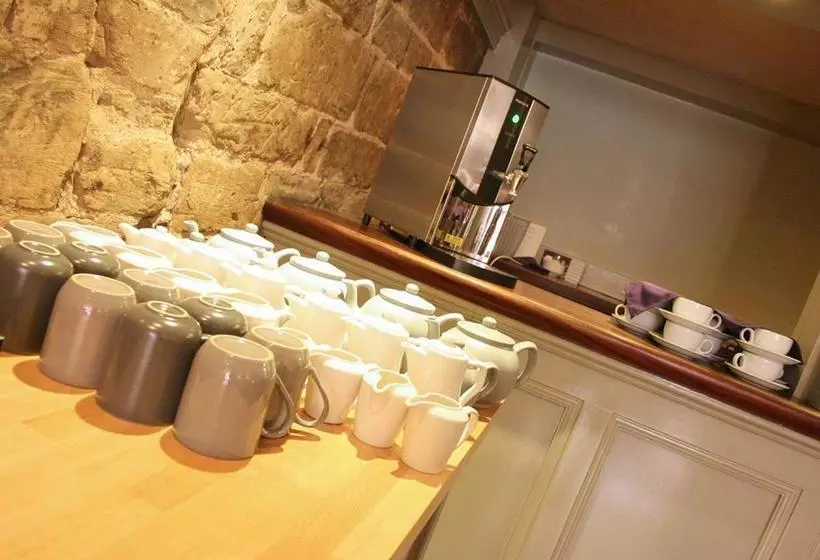 فندق The Warwick Arms