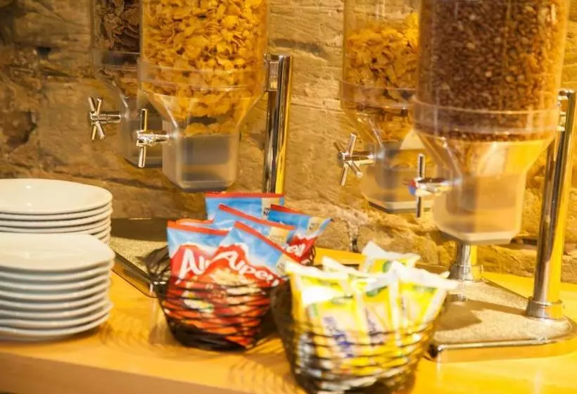 فندق The Warwick Arms