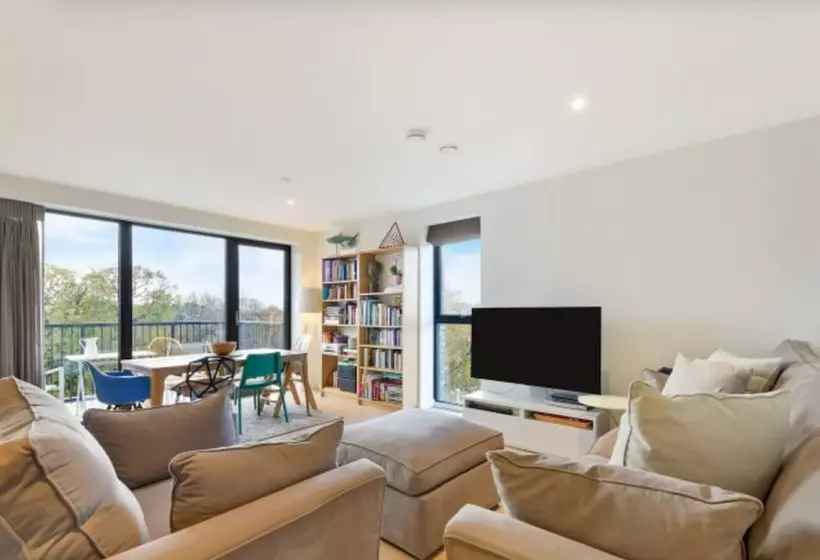 Lovely Luminous 3 Bed Flat, With Secure Ev Parkng