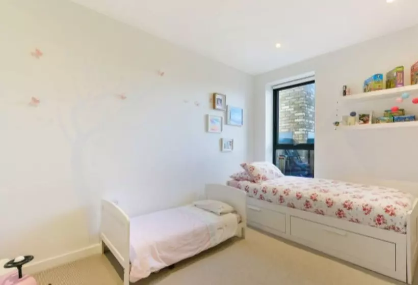 Lovely Luminous 3 Bed Flat, With Secure Ev Parkng