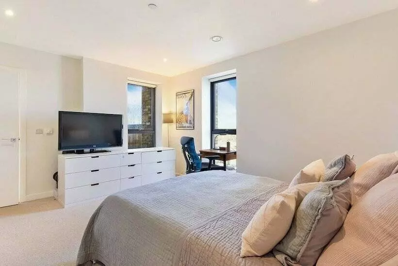 Lovely Luminous 3 Bed Flat, With Secure Ev Parkng