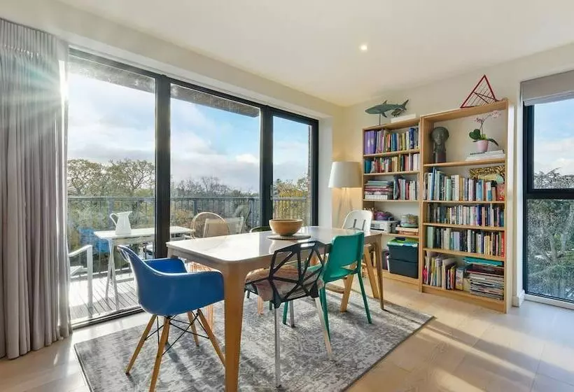 Lovely Luminous 3 Bed Flat, With Secure Ev Parkng