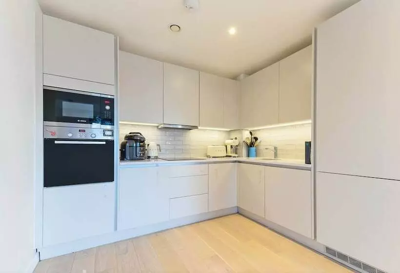Lovely Luminous 3 Bed Flat, With Secure Ev Parkng