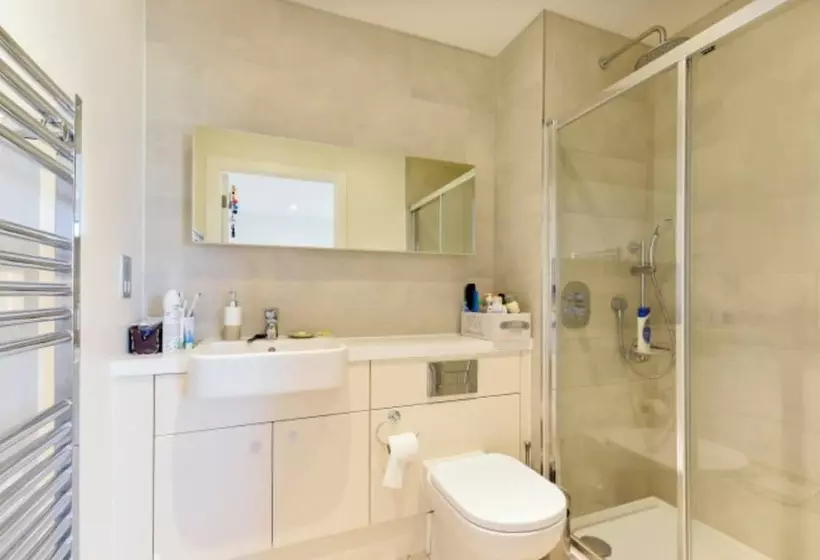 Lovely Luminous 3 Bed Flat, With Secure Ev Parkng