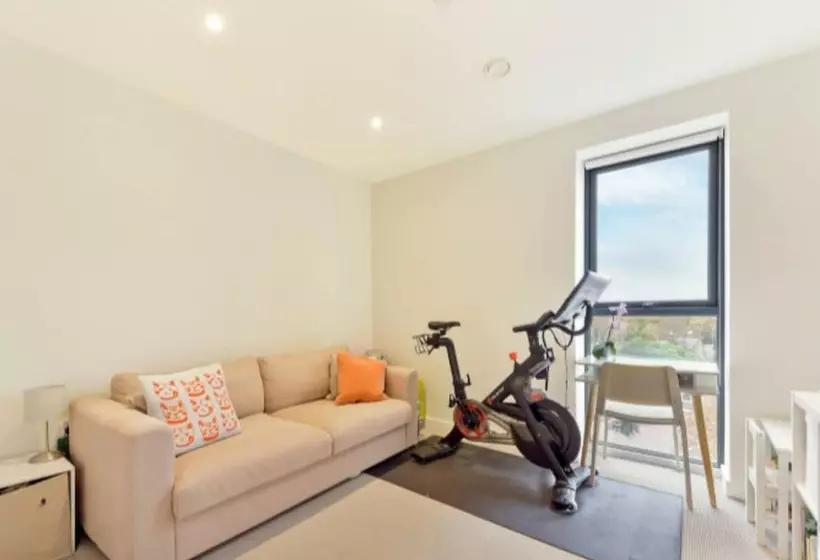 Lovely Luminous 3 Bed Flat, With Secure Ev Parkng