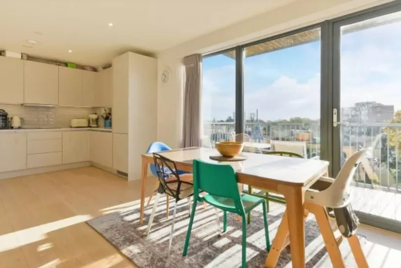 Lovely Luminous 3 Bed Flat, With Secure Ev Parkng