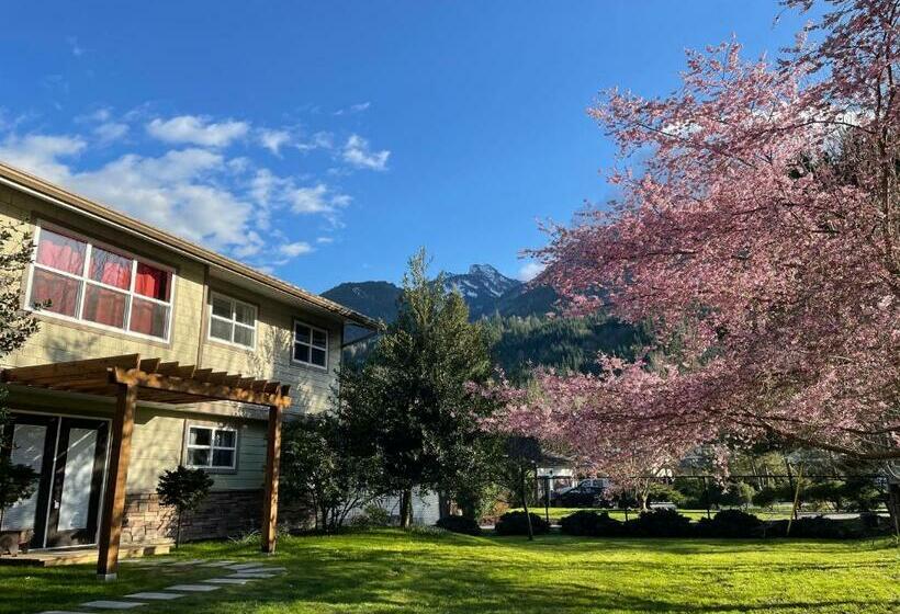 Unique Upper Suite Near Lakes, River, Hiking, Fishing, Bike Trails