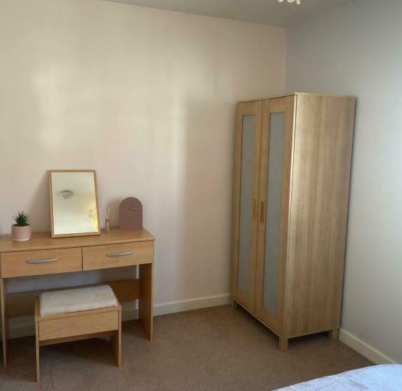 Coventry City Centre Townhouse With Private Parking