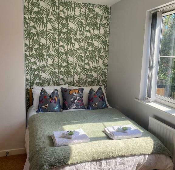 Coventry City Centre Townhouse With Private Parking