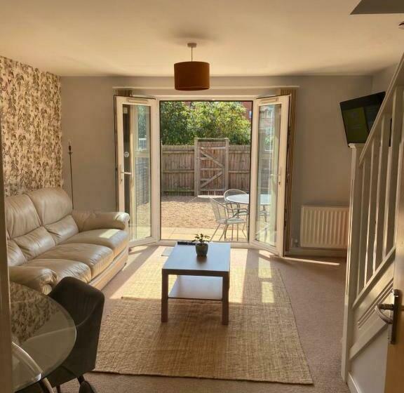 Coventry City Centre Townhouse With Private Parking