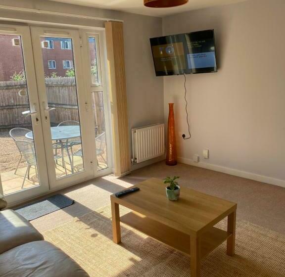 Coventry City Centre Townhouse With Private Parking