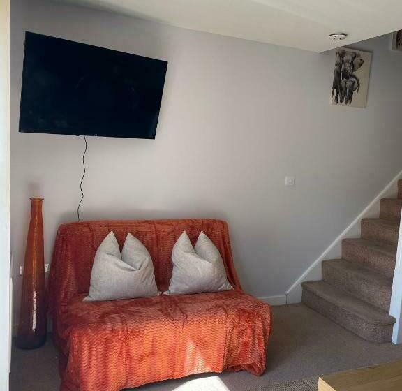 Coventry City Centre Townhouse With Private Parking