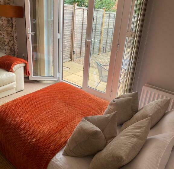 Coventry City Centre Townhouse With Private Parking