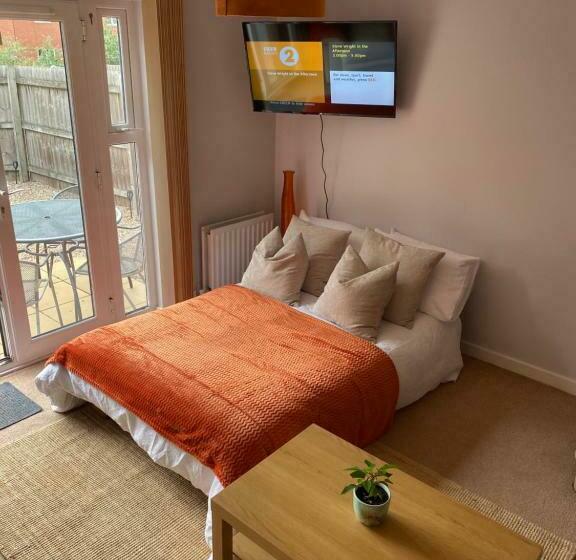 Coventry City Centre Townhouse With Private Parking