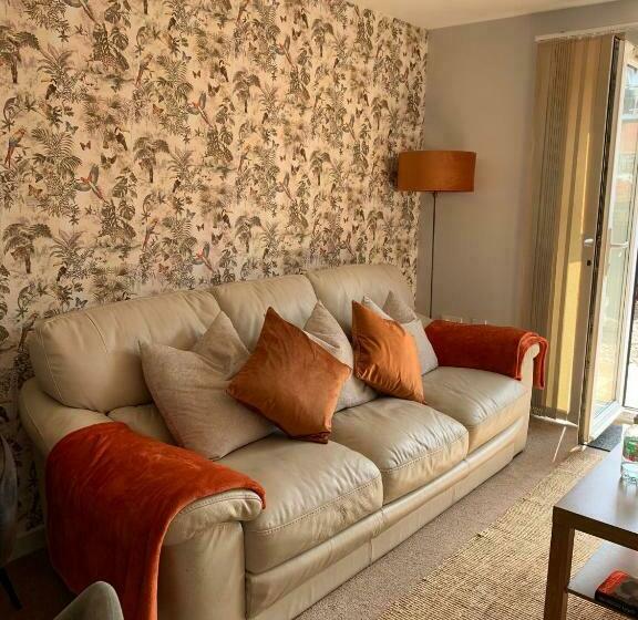 Coventry City Centre Townhouse With Private Parking