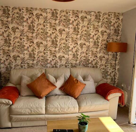 Coventry City Centre Townhouse With Private Parking