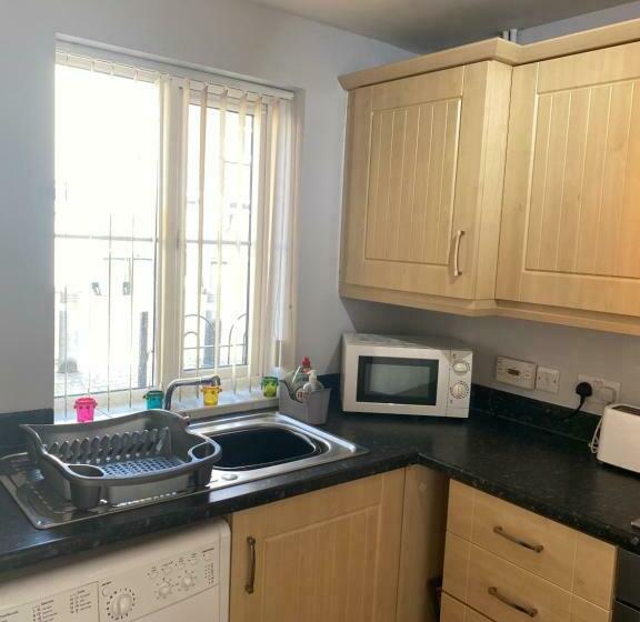 Coventry City Centre Townhouse With Private Parking