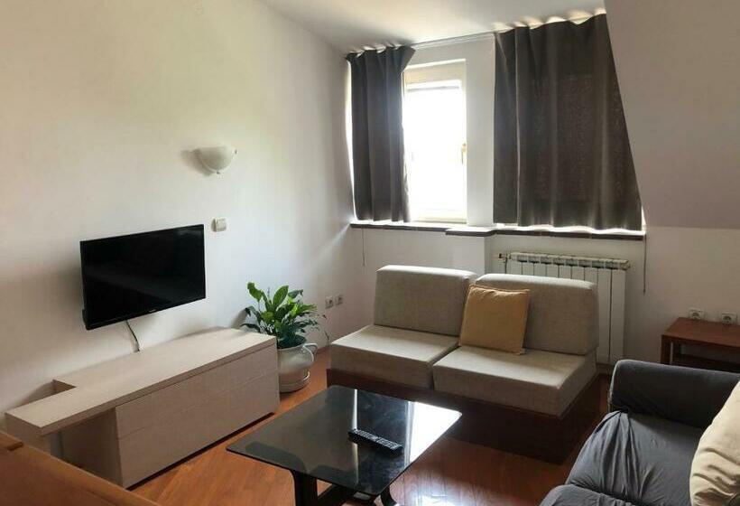 Stan U Samom Centru Obrenovca, Na Trgu 2