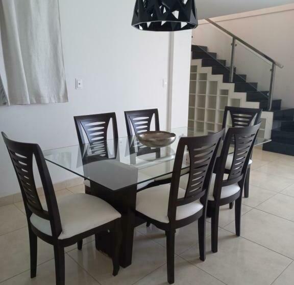 Um Lindo E Encantador Apartamento Com Pátio!