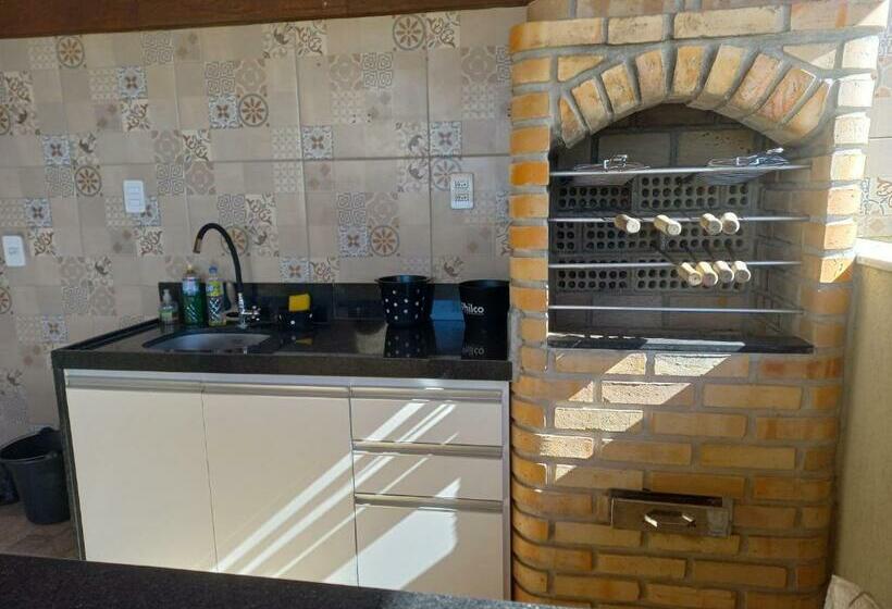 Um Lindo E Encantador Apartamento Com Pátio!