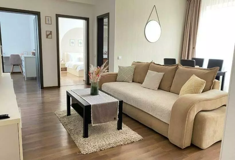 Wanderlust Home Cream, Rasnov Apt For 4, Wifi And Free Parking