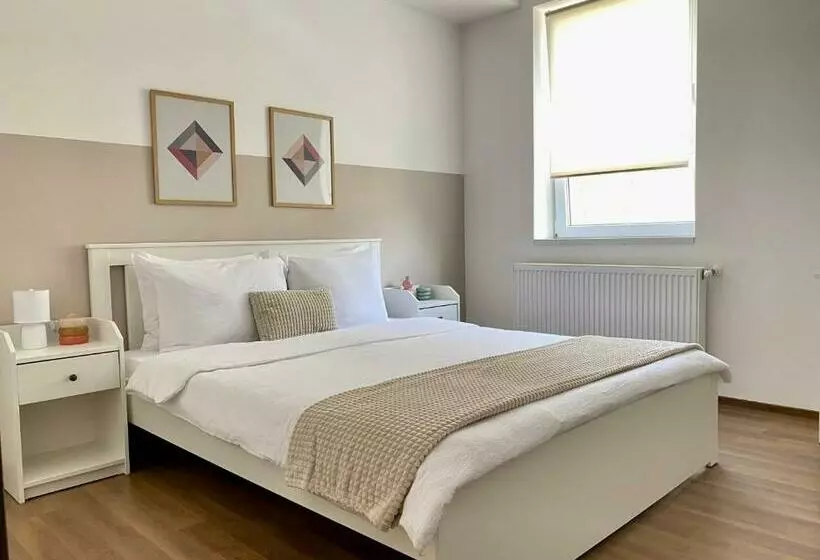 Wanderlust Home Cream, Rasnov Apt For 4, Wifi And Free Parking