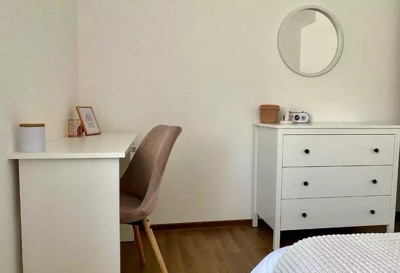 Wanderlust Home Cream, Rasnov Apt For 4, Wifi And Free Parking