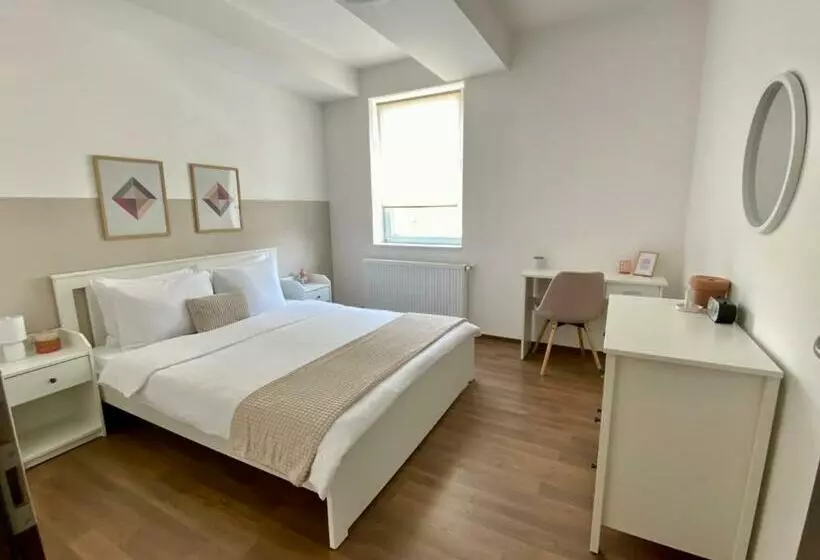 Wanderlust Home Cream, Rasnov Apt For 4, Wifi And Free Parking