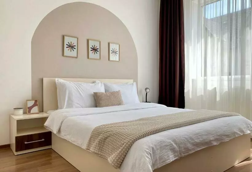 Wanderlust Home Cream, Rasnov Apt For 4, Wifi And Free Parking