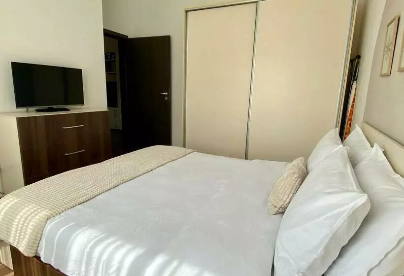 Wanderlust Home Cream, Rasnov Apt For 4, Wifi And Free Parking