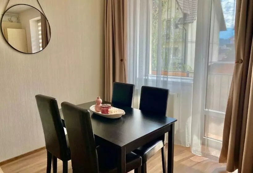 Wanderlust Home Cream, Rasnov Apt For 4, Wifi And Free Parking